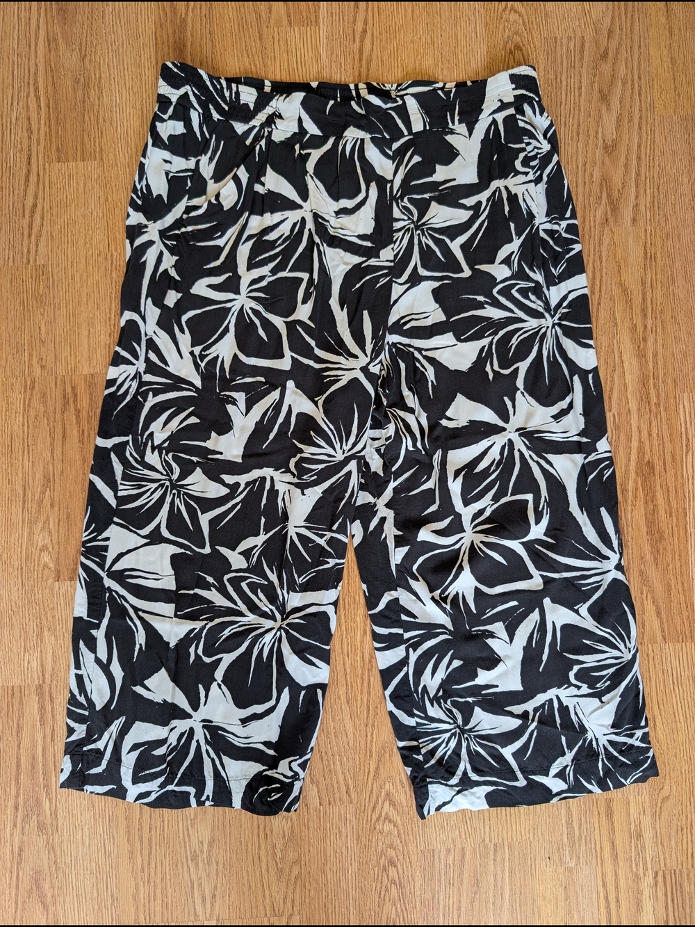 Reitmans Black & White Floral Cropped Pants